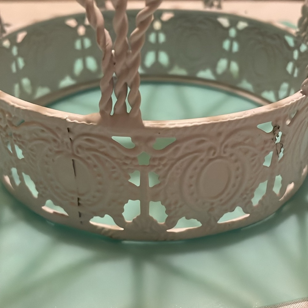 White fleur de les pattern crown table decor - Picture 3 of 7